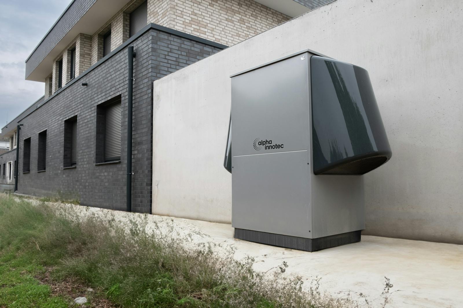 Unité extérieure d'une pompe à chaleur installée contre une façade