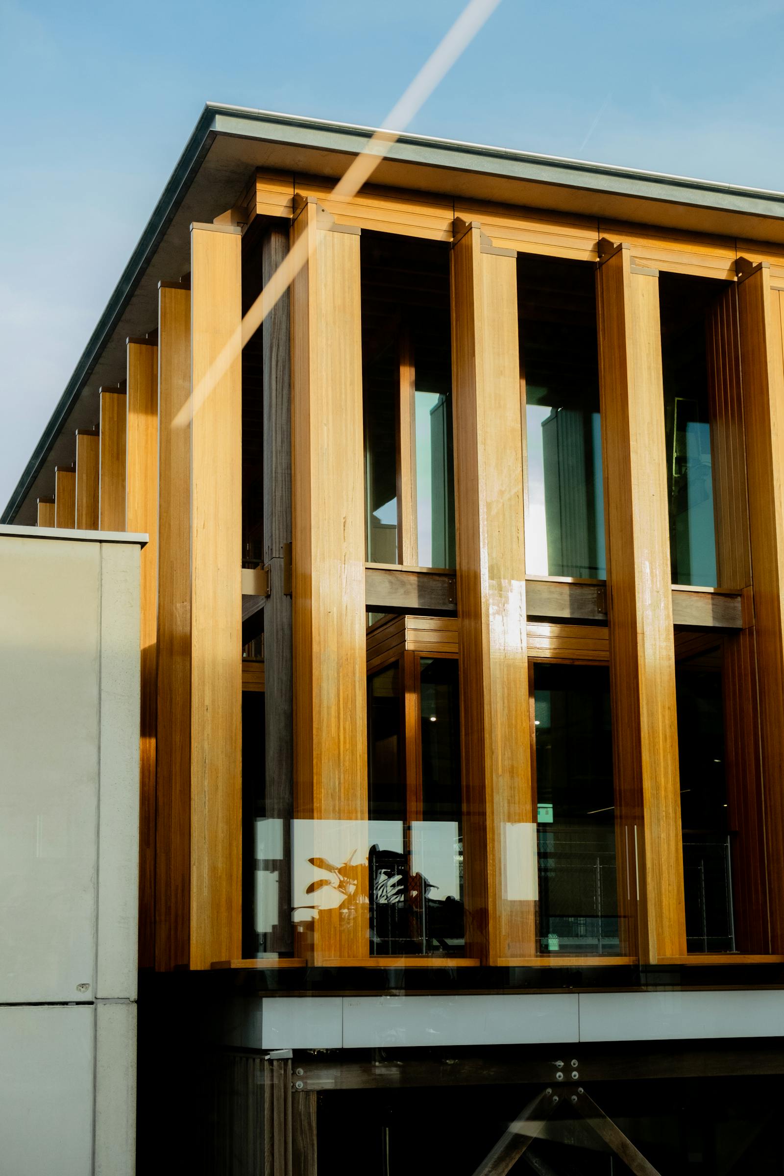 Maison moderne en bois après rénovation énergétique globale