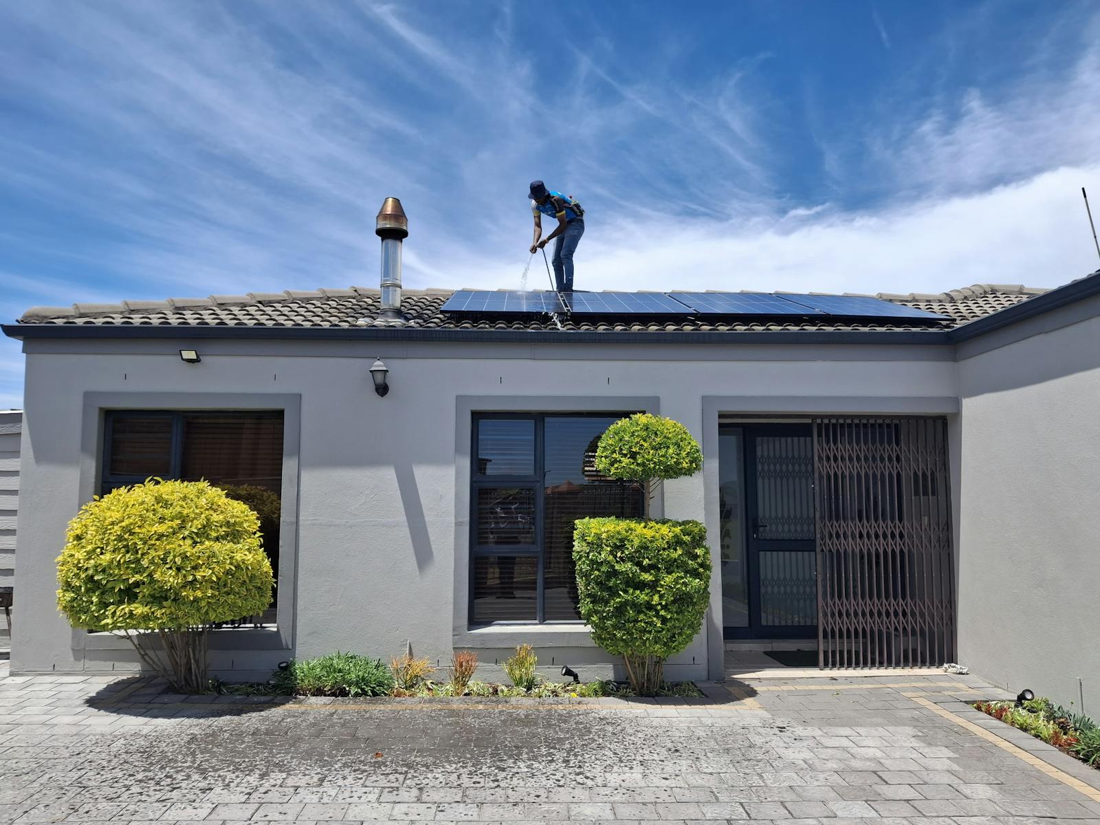 Capteurs solaires thermiques sur toiture résidentielle